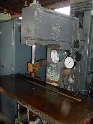 Alternative view of Presse / Raeummaschine  Unbekannt