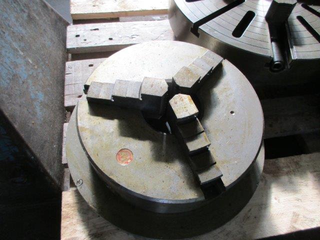 Alternative view of 3 Backenfutter +Platte/Flansch  UNBEKANNT