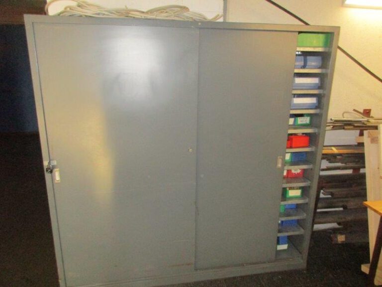 Magazin- / Schiebetürschrank  UNBEKANNT unbelkannt