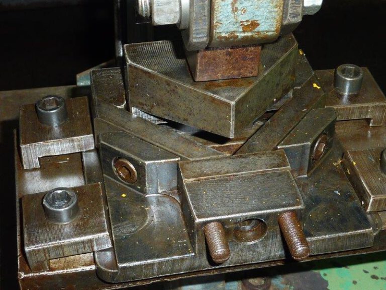 22 N / 16  MUBEA 1980