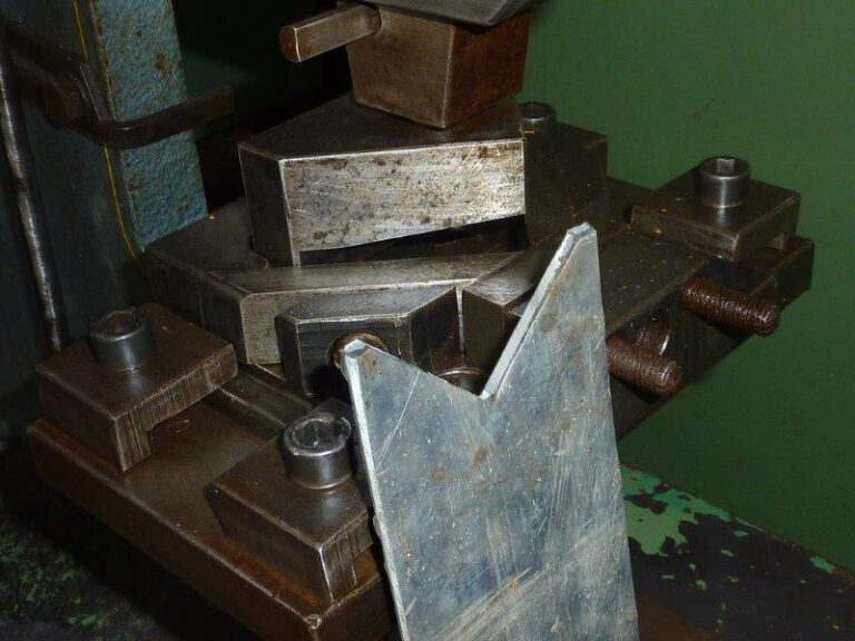 22 N / 16  MUBEA 1980