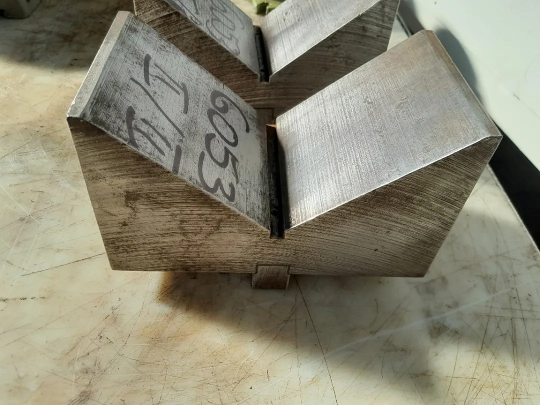 Alternative view of 2x PRISMA 220*120*125 mm  UNBEKANNT