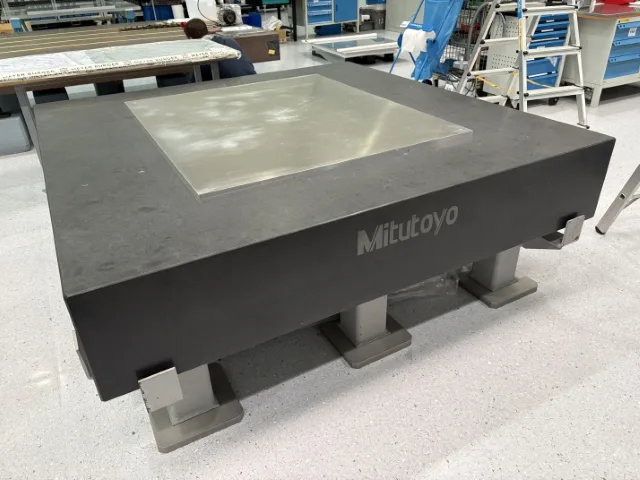 2000 x 2000 x 350  MITUTOYO